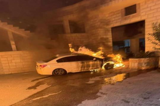 إصابة شاب و إحراق مركبته بشكل متعمد غرب الخليل