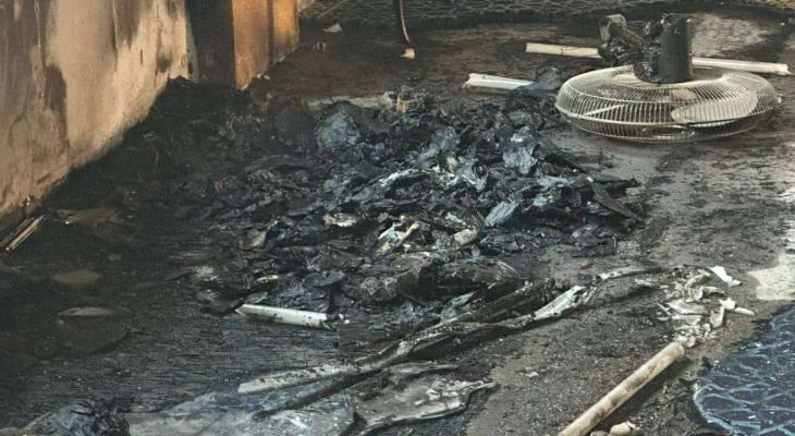 مستوطنون يحرقون مسجدًا في ديراستيا ويخطّون شعارات عنصرية