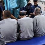 الصليب الأحمر يسهّل نقل 12 معتقلاً مفرجاً عنهم من كرم أبو سالم إلى مجمع ناصر