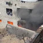 الدفاع المدني بغزة يحاول إخماد حريق كبير وإنقاذ عالقين