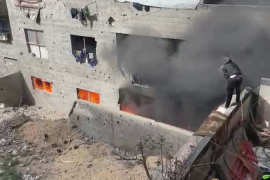 الدفاع المدني بغزة يحاول إخماد حريق كبير وإنقاذ عالقين