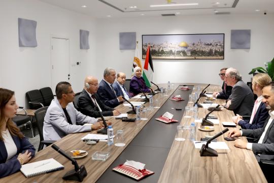 الشيخ يبحث مع الممثل الأوروبي وقف اعتداءات المستوطنين والتحضيرات للانتخابات الفلسطينية