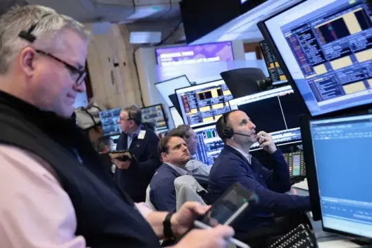 الأسهم الأميركية ترتفع بقوة وتقترب من مستويات قياسية بدعم تراجع مخاوف التضخم