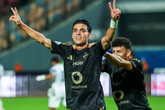 الأهلي يواصل انطلاقته القوية بثنائية في شباك زد ويتصدر الدوري المصري