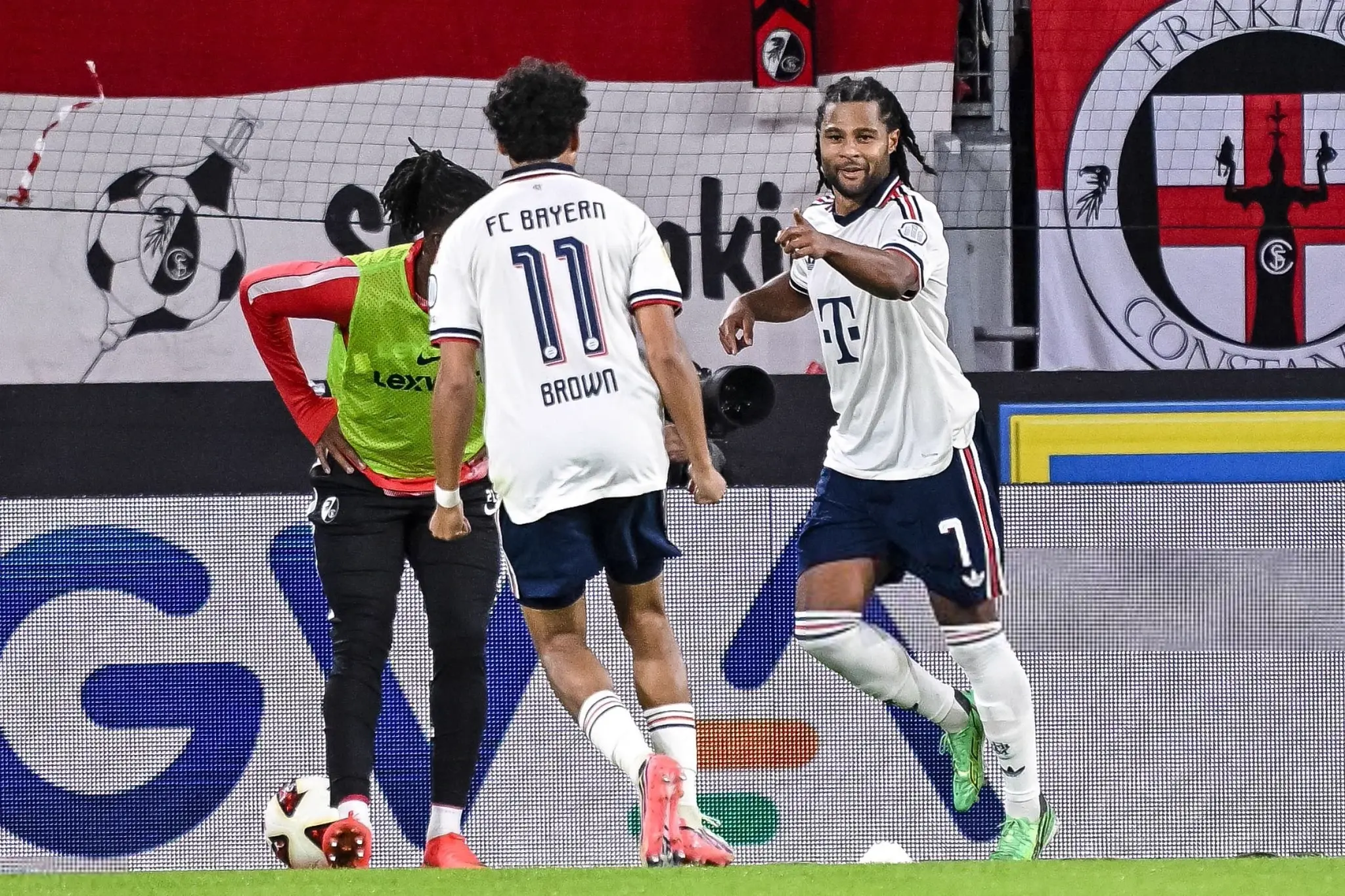 بايرن ميونيخ يهزم فرايبورغ وليفركوزن يسقط بثلاثية أمام هوفنهايم