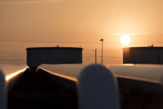 النفط يواصل الهبوط لليوم الرابع وسط مؤشرات على تحسن إمدادات هرمز