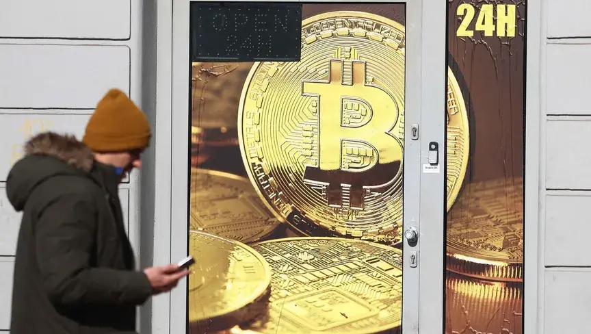 العملة الرقمية تتراجع نحو 73847 دولاراً وسط معنويات سلبية في سوق الكريبتو