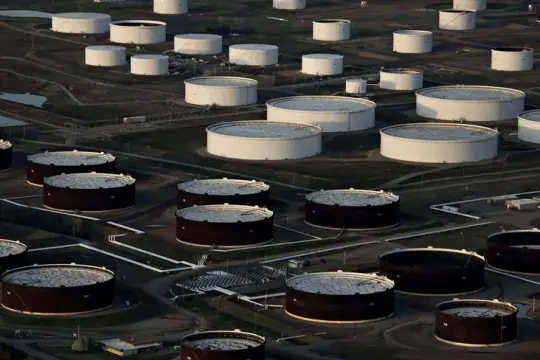 تراجع أسعار النفط بعد ثلاثة أيام من الصعود وسط صعود الدولار وتصاعد التوترات مع إيران