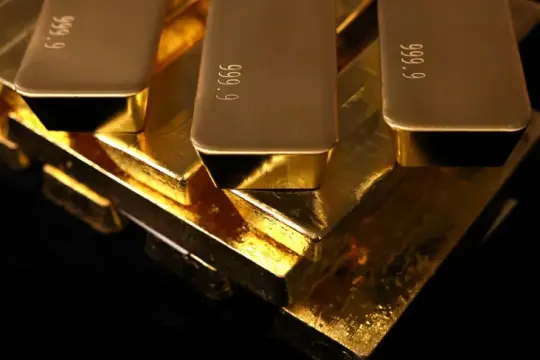 الذهب يتمسك بالتراجع مع صعود النفط وتصاعد رهانات رفع الفائدة الأميركية