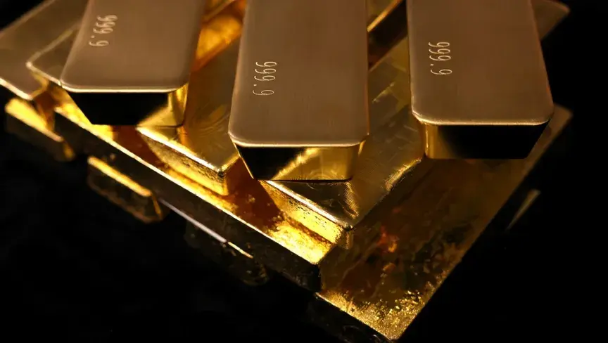 الذهب يتمسك بالتراجع مع صعود النفط وتصاعد رهانات رفع الفائدة الأميركية