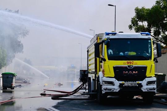 السيطرة على حريق صناعي في الشارقة دون إصابات بشرية