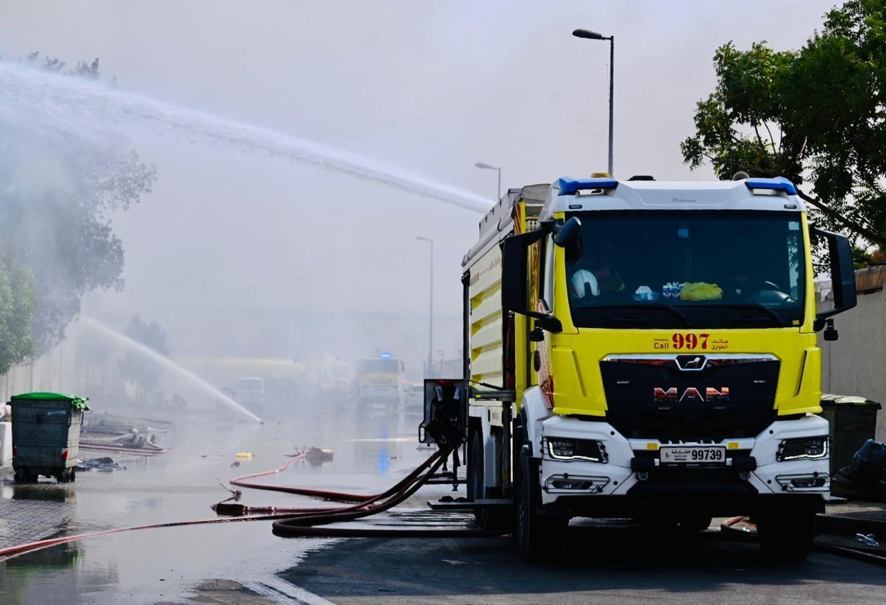 الدفاع المدني يواصل عمليات التبريد بعد حريق ناتج عن أعمال لحام في المنطقة الصناعية