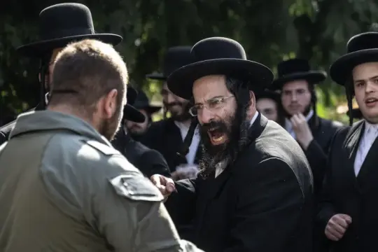 زعيم "ديغل هتوراة" يدعم قانون إعفاء الحريديين من التجنيد وسط ضغوط قضائية