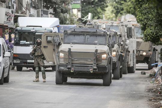 اعتقالات واقتحامات واسعة في نابلس ورام الله واعتداءات للمستوطنين جنوب المدينة