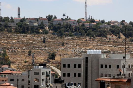 مستوطنون يقتحمون أراضي فلسطينية ويشقّون طرقاً استيطانية في الضفة الغربية وسط اقتحامات واعتقالات