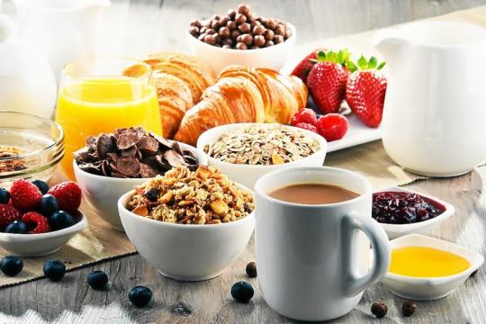 5 أطعمة يحذّر خبراء التغذية من تناولها على الإفطار حفاظاً على صحة الأمعاء