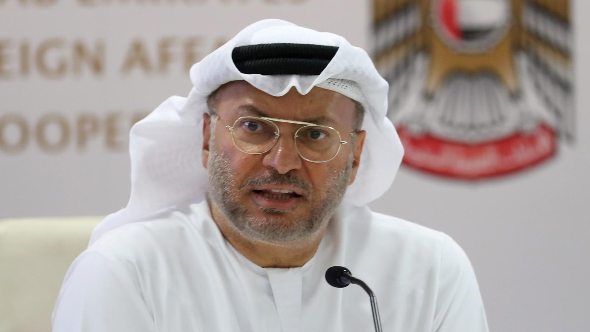 المستشار الدبلوماسي لرئيس الإمارات يؤكد استمرار جهود الدولة للتعامل مع تطورات المنطقة والاستعداد لمرحلة ما بعد الأزمات، وينفي شائعات بشأن إقامات العمالة وتسهيلات مالية لإيران.