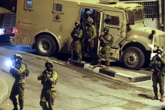 قوات الاحتلال تعتقل شاباً وتقتحم بلدات ومنازل في طولكرم