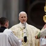 البابا لاون يدعو إلى السلام ويستنكر الحروب في قداس عشية عيد القيامة