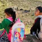 أسلاك شائكة للمستوطنين تمنع أطفالاً فلسطينيين من الوصول إلى مدارسهم في الخليل