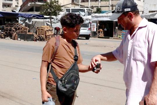 عيد الأضحى في غزة: أطفال يبيعون القهوة والحلوى وسط الحرب والانهيار الإنساني