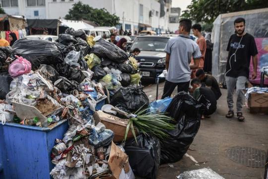 تحذيرات من انهيار وشيك لمنظومة إدارة النفايات في قطاع غزة وسط تفاقم الأزمة البيئية