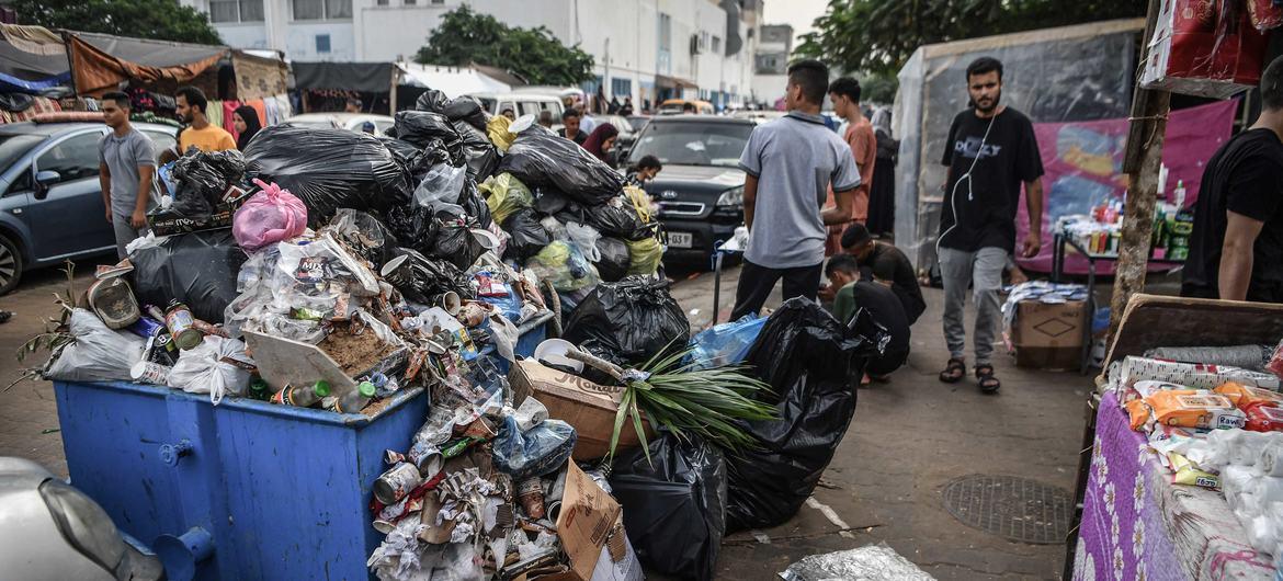 تراكم نحو مليون كوب من النفايات وتعطّل الآليات بسبب الحرب وإغلاق المكبات يفاقمان المخاطر الصحية في خانيونس ورفح والمنطقة الوسطى