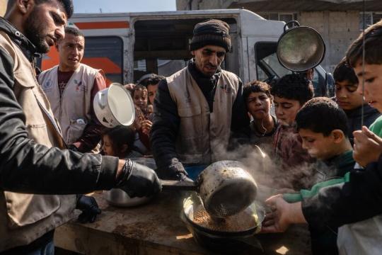 برنامج الأغذية العالمي يوسّع عملياته في غزة - وحظر تجول إسرائيلي في الضفة الغربية يؤثر على الآلاف