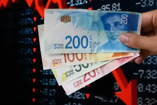 سعر صرف العملات والذهب مقابل الشيكل في السوق الفلسطيني اليوم الخميس