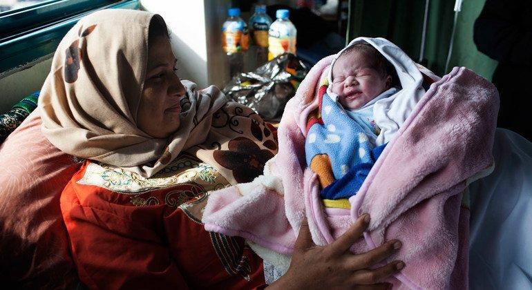 النساء في غزة يتعرضن للإجهاض بسبب اضطرارهن للسفر من شمال القطاع إلى جنوبه