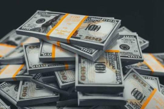 الدولار يواصل الصعود للأسبوع الرابع بدعم من ارتفاع النفط ومخاوف التضخم