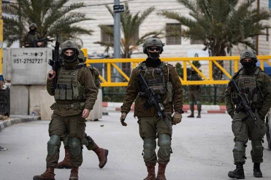 شهيد في غزة واعتقالات واقتحامات بالضفة الغربية وتصاعد هجمات المستوطنين على قاطفي الزيتون