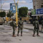 اعتقالات واقتحامات متفرقة بالضفة الغربية.. الاحتلال يعتقل 5 فلسطينيين ويشدد إجراءاته العسكرية