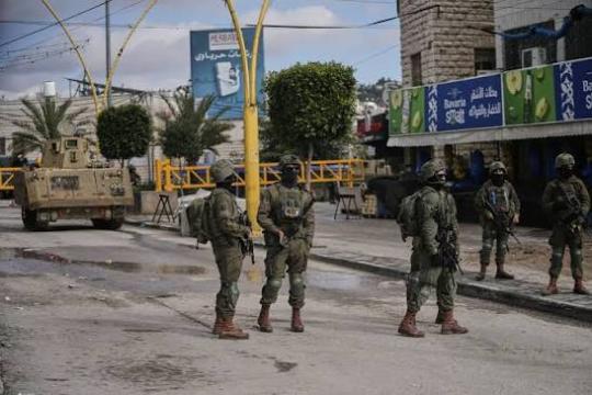 اعتقالات واقتحامات متفرقة بالضفة الغربية.. الاحتلال يعتقل 5 فلسطينيين ويشدد إجراءاته العسكرية