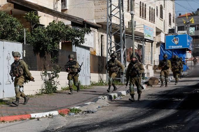 تحقيقات ميدانية مع عائلات أسرى محررين في جنين واعتقال فلسطينيين عقب مداهمة منزليهما في عين البيضا