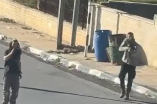 إصابة شاب بشظايا رصاص مستوطنين خلال هجوم على منازل جنوب شرق بيت لحم