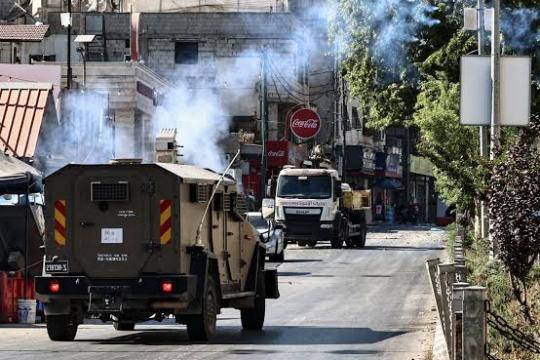 الاحتلال يقتحم المغير ودير أبو مشعل ويحقق ميدانياً مع عشرات المواطنين