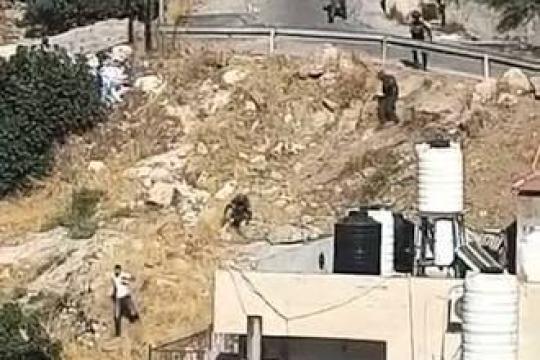 إصابات بالاختناق واعتقال شاب خلال اقتحامين إسرائيليين لأبو ديس وسلوان شرق القدس