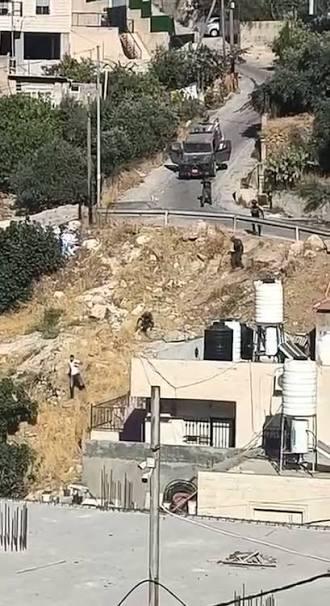 قوات الاحتلال أطلقت قنابل الغاز والصوت في أبو ديس، واعتقلت شابًا بعد مداهمة منزله في بلدة سلوان.