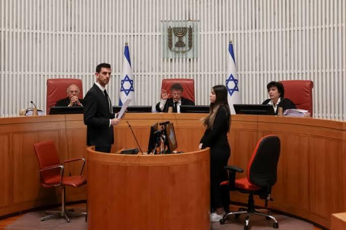 قرار قضائي يوقف تحويل مئات ملايين الشواكل بسبب شبهات بوجود مخالفات إجرائية في اجتماع لجنة المالية، مع استثناء مخصصات الطوارئ المدنية.