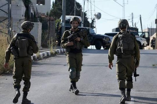 الاحتلال يعتقل فلسطينيين من بدو وبيت سوريك ويقتحم منزلاً في قطنة شمال غرب القدس