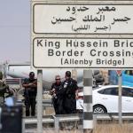 تقليص ساعات العمل في معبر اللنبي يفاقم معاناة الفلسطينيين ويغذي سوقًا سوداء لبيع أدوار العبور