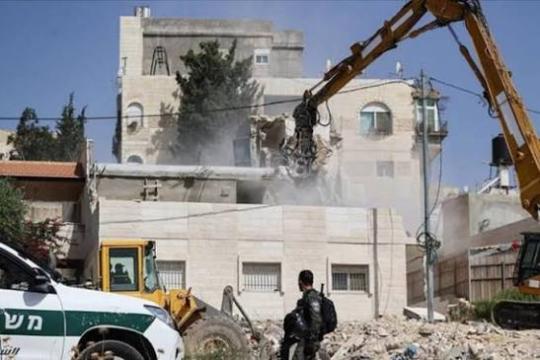 بلدية الاحتلال تجبر مقدسياً على هدم جزء من منزله ذاتياً في سلوان