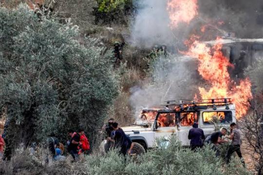مستوطنون يحرقون أراضي زراعية ويعتدون على مركبات المواطنين في بيت عنان شمال غرب القدس