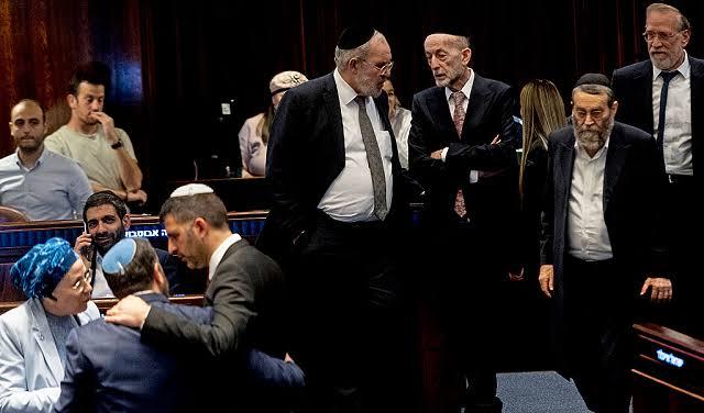 خلافات متصاعدة على خلفية قانون التجنيد وتصريحات حاخام بارز تدفع رئيس الحكومة الإسرائيلية لإعادة تموضعه سياسيًا قبل انطلاق الحملة الانتخابية.