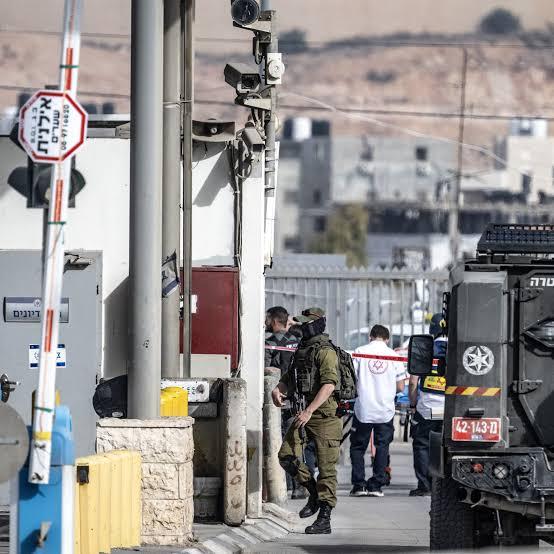 قوات الاحتلال تنفذ اقتحامًا لبلدة حزما شمال شرق القدس وتعتقل مواطنًا، بالتزامن مع انتشار عسكري في محيط بلدة الرام دون تسجيل مداهمات أو اعتقالات.
