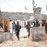 الاحتلال يصعّد إجراءاته في الضفة الغربية: حاجز في عرابة ومواجهات في بورين وحصار منزل ببيت أمر