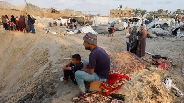 قوات الاحتلال تطلق النار وقنابل الإنارة شرق وشمال القطاع، فيما تتواصل عمليات التدمير والقيود على حركة المساعدات والسفر