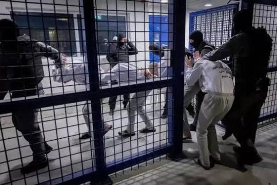 ألف يوم على عزل الأسرى في سجون الاحتلال.. هيئة الأسرى: حرمان متواصل من الحقوق والاتصال بالعالم