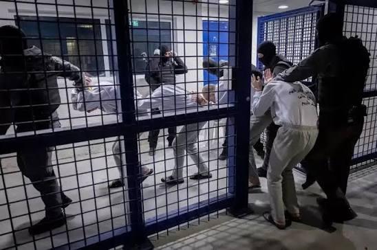 هيئة شؤون الأسرى والمحررين: الاحتلال يواصل منع الصليب الأحمر من زيارة المعتقلين والاطلاع على أوضاعهم